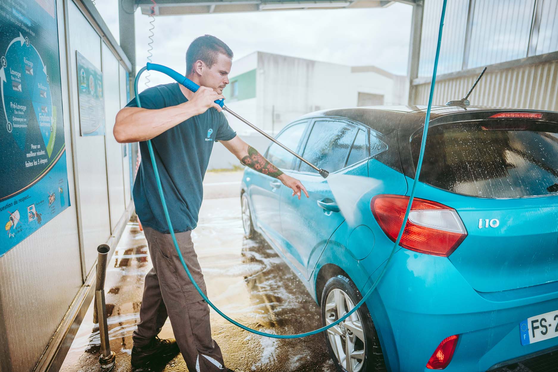 Comment préparer son véhicule pour le laver en station de lavage à La Réunion.