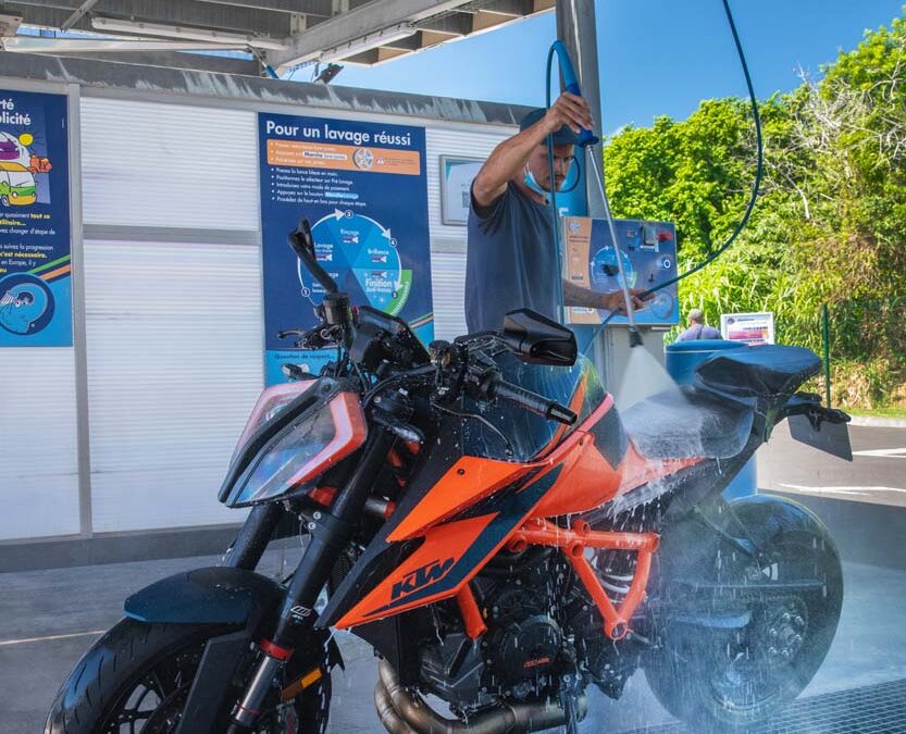 Lavage moto Réunion : pourquoi opter pour une station de lavage ?